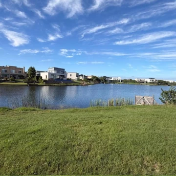 Venta de Lote al Lago de 722 m² con Orientación Noroeste en Barrio Vistas, Puertos del Lago