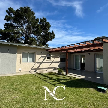 Casa en Venta en Costa Esmeralda 4 amb fondo libre