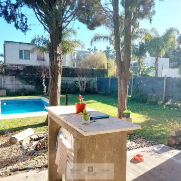 Casa en venta, 4 ambientes, con pileta en Barrio Parque Leloir