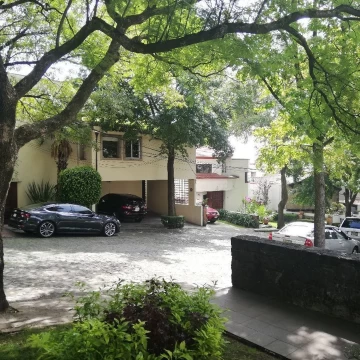 CASA EN VENTA CON JARDIN PRIVADO, AV. SAN FRANCISCO