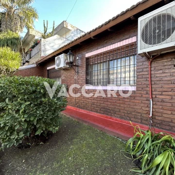 Venta de Casa 4 Ambientes en Ituzaingo, amplio jardín 