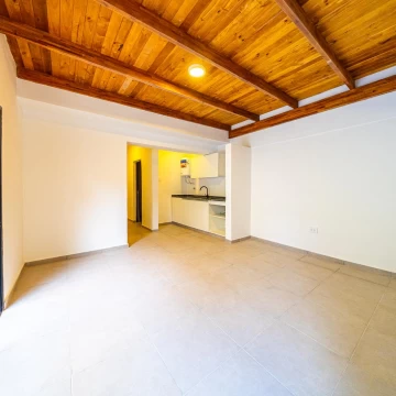 Casa en venta en Echesortu con patio y parrilla.