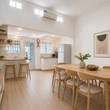 Venta Casa de 4 Ambientes, jardín, quincho y cochera en Lomas Este.