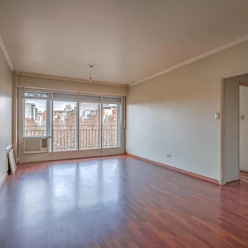 OPORTUNIDAD para RECICLAR - Piso Alto con Balcón y Vista Abierta -3 Ambientes en Palermo