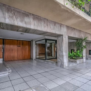 Edificio de CATEGORIA - RECICLADO A NUEVO - 5 Ambientes con COCHERA FIJA y BALCÓN en Recoleta
