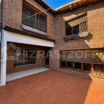 Venta Chalet/PH a refaccionar c/cochera, 7 amb, pileta y jardin - en Olivos, limite Martinez