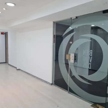Venta Oficina en San Nicolás Planta Libre dividida en 5 ambientes   Sala / Baño y Toilette.