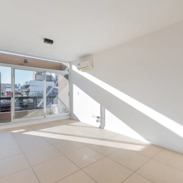 Venta de monoambiente luminoso con balcón en Saavedra