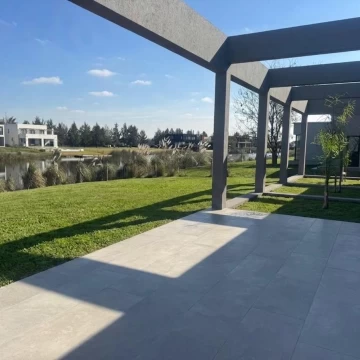 Casa a la Laguna en Venta - El Naudir Aguas Privadas