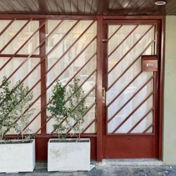 Venta local, totalmente reciclado, con patio Martinez.
