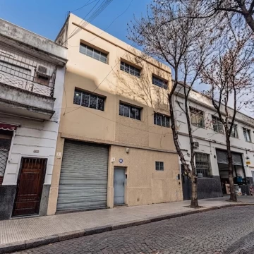 Venta Depósito Industrial de 1.080 m² en Distrito Tecnológico Entrada para Camiones en Nueva Pompeya