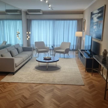 Venta 4 ambientes, frente a Cancillería, cochera y baulera, con muchísimo potencial!!