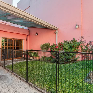 Casa con Patio y  Terraza, 5 amb y Cochera Doble en Villa del Parque