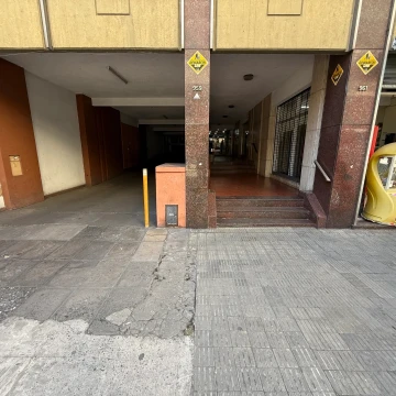 Cochera de fácil acceso en microcentro