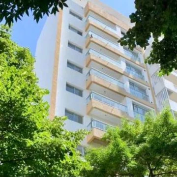 Departamento de dos dormitorios con cochera en venta. La Plata