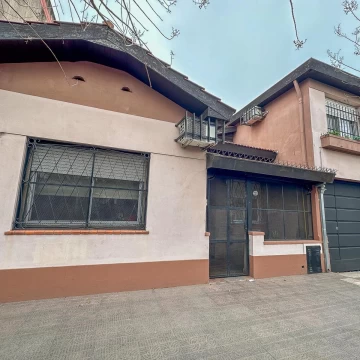 VENTA Casa 4 ambientes con Cochera Quincho y Patio con Pileta