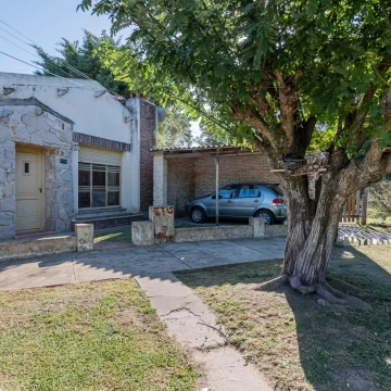 Casa de dos dormitorios en B° Jardin calle 116 entre 409 y 410 (Apta Banco)