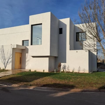LAR DE VIEYTES 3 , casa esquina, gran jardin, doble altura, dos plantas 