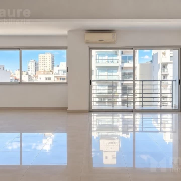 Venta 3 ambientes con cochera fija cubierta. Doble orientación. Apto Prof y Oficina. Villa Crespo