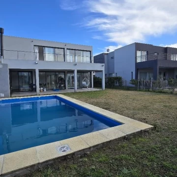 Puertos del Lago Barrio Vistas Escobar Casa en venta 5 habitaciones Pileta Parrilla Interno
