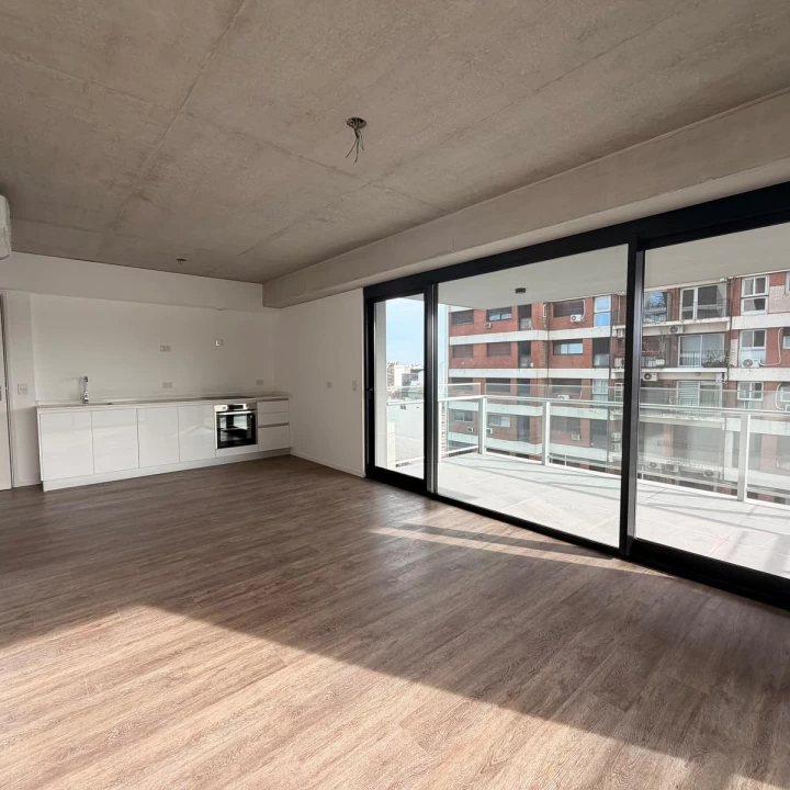 Departamento de 3 Ambientes con Cochera y Balcón Aterrazado en Quartier del Bajo