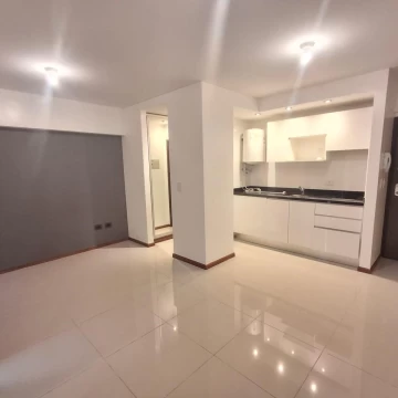 Departamento monoambiente con balcón al frente en Brown al 1800