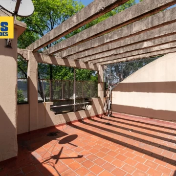 Venta. Casa sobre lote propio. Piscina y terraza. 5 dormitorios.