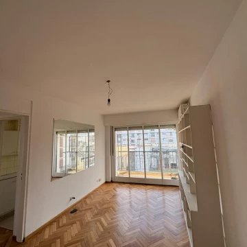 Departamento de 2 dormitorios en alquiler. Piso alto - Recoleta