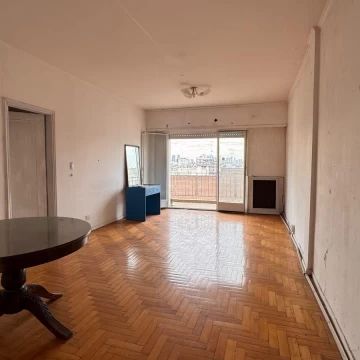Departamento de 4 ambientes en Balvanera a reciclar