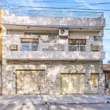 Venta Casa en Block en Lomas del Mirador con Dos PH Individuales de 3 Ambientes y Local Comercial