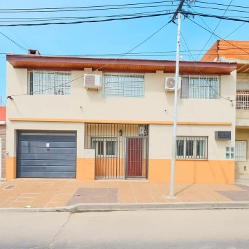 Venta Casa de 5 Ambientes, Quincho, Parrilla, Patio, Cochera en Lomas del Mirador