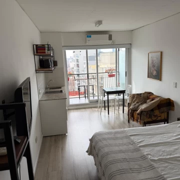 Alquiler monoambiente con balcón en Chacarita