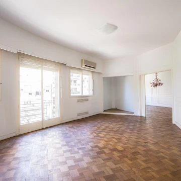 Piso  en Recoleta en Esquina con Balcón de 4 dormitorios con dependencias y 2 cocheras (opcionales)