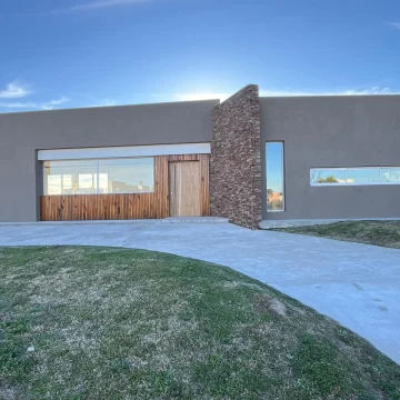 Casa En venta 4 ambientes con jardin y parrilla 