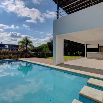 Venta Casa a estrenar con amarra y muelle propio, 5 dormitorios, 3 cocheras en El Yacht Nordelta