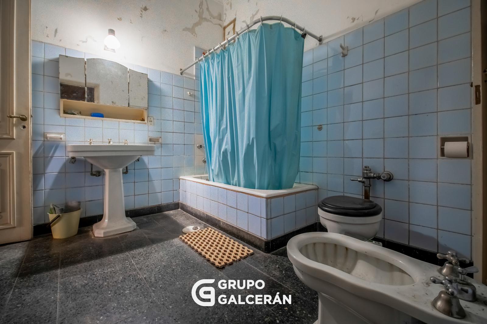 Baño actual de grandes dimensiones.