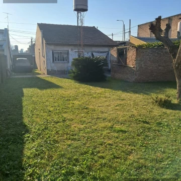 VENTA CASA  4 AMBIENTES CON GRA JARDIN BARRIO JUAN XXIII LUJAN