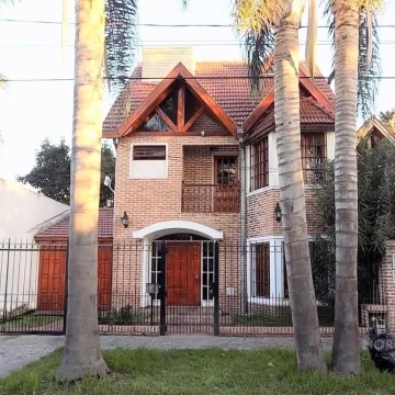 Venta casa en ituzaingó 5 ambientes, jardín y pileta apta credito