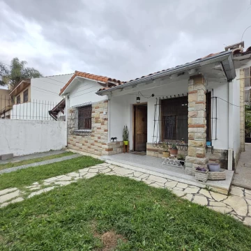 Casa en Venta en Villa Ballester -Tres Ambientes - Zona residencial.