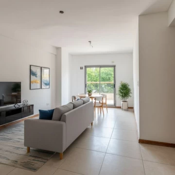 Departamento en venta. 2 ambientes c/ escritorio. Espacio guardacoches cubierto. Balcón corrido.