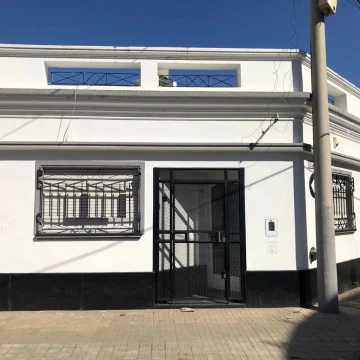 CASA AL FRENTE RECICLADA