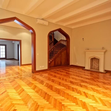 Casa  estilo Tudor en alquiler con jardin y piscina - Belgrano R. Impecable estado.