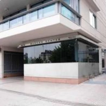 Excelente departamento de 2 dormitorios con cochera en MADERO CENTER