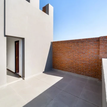 Monoambiente con balcón al frente y terraza exclusiva