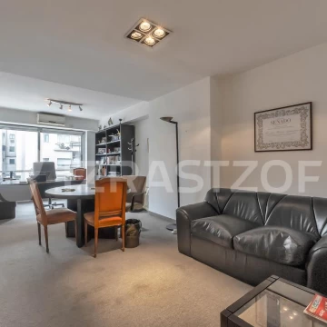Oficina en venta en Recoleta. 4 ambientes y cochera