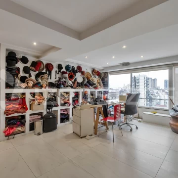 Oficina en venta Recoleta. 4 ambientes y cochera