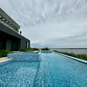 Venta Casa a estrenar con 5 dormitorios, jardín, piscina y 2 cocheras, al lago en Marinas - Puertos