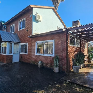 VENTA CASA 3 DORMITORIOS - FUNES