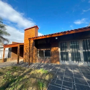 CASA EN VENTA EN POETA LUGONES - 4 DORM