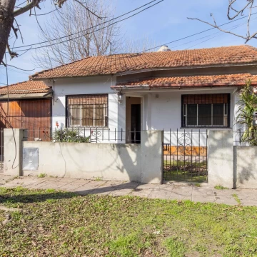 Casa 4 ambientes Cochera Terraza y Jardin a Refaccionar
